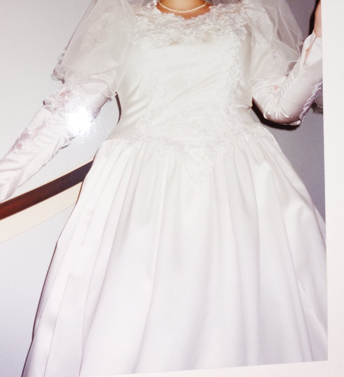 Trouwjurk gebroken wit, lange mouwen met kant.