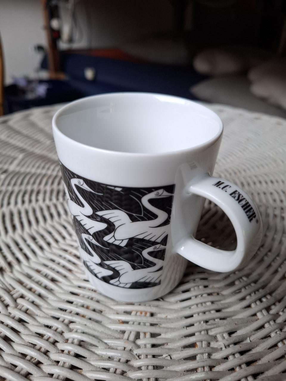 Boek 'Het Leven en Werk van M.C. Escher' en mokken