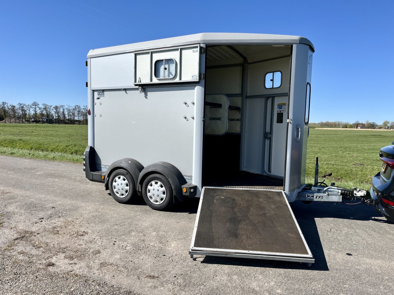 De grootste Ifor voor 2 paarden, HB511 met aluminium bodem en voorlosklep