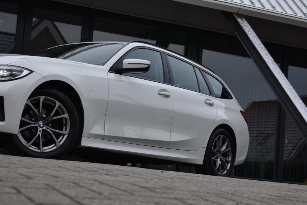 BMW 3-serie touring 318i high executive sport line | trekhaak | apple carpl