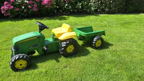 John Deere traptractor met aanhanger voor de leeftijd van 2 tot 4 jaar