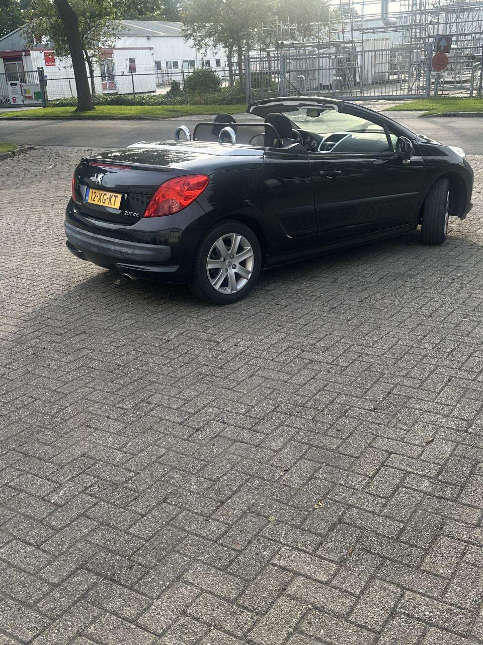 Peugeot cabrio 207 zwart, weinig km op de teller