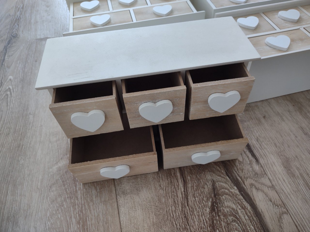 8x houten ladekast met hartjes, houten kastje, tafelkast.