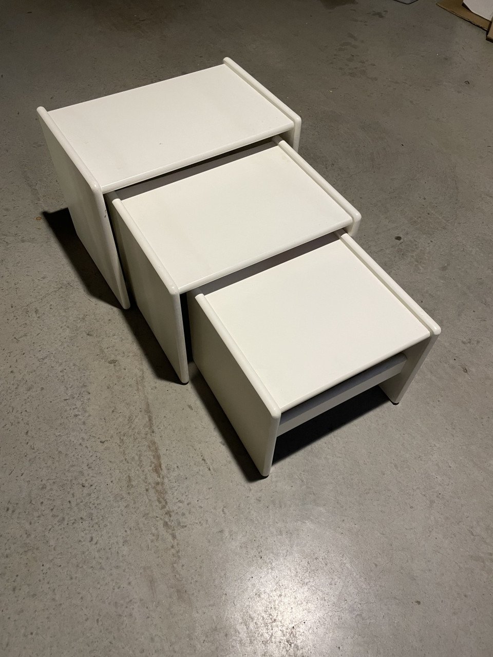 TE KOOP   3 tafeltjes los of  in elkaar inschuifbaar