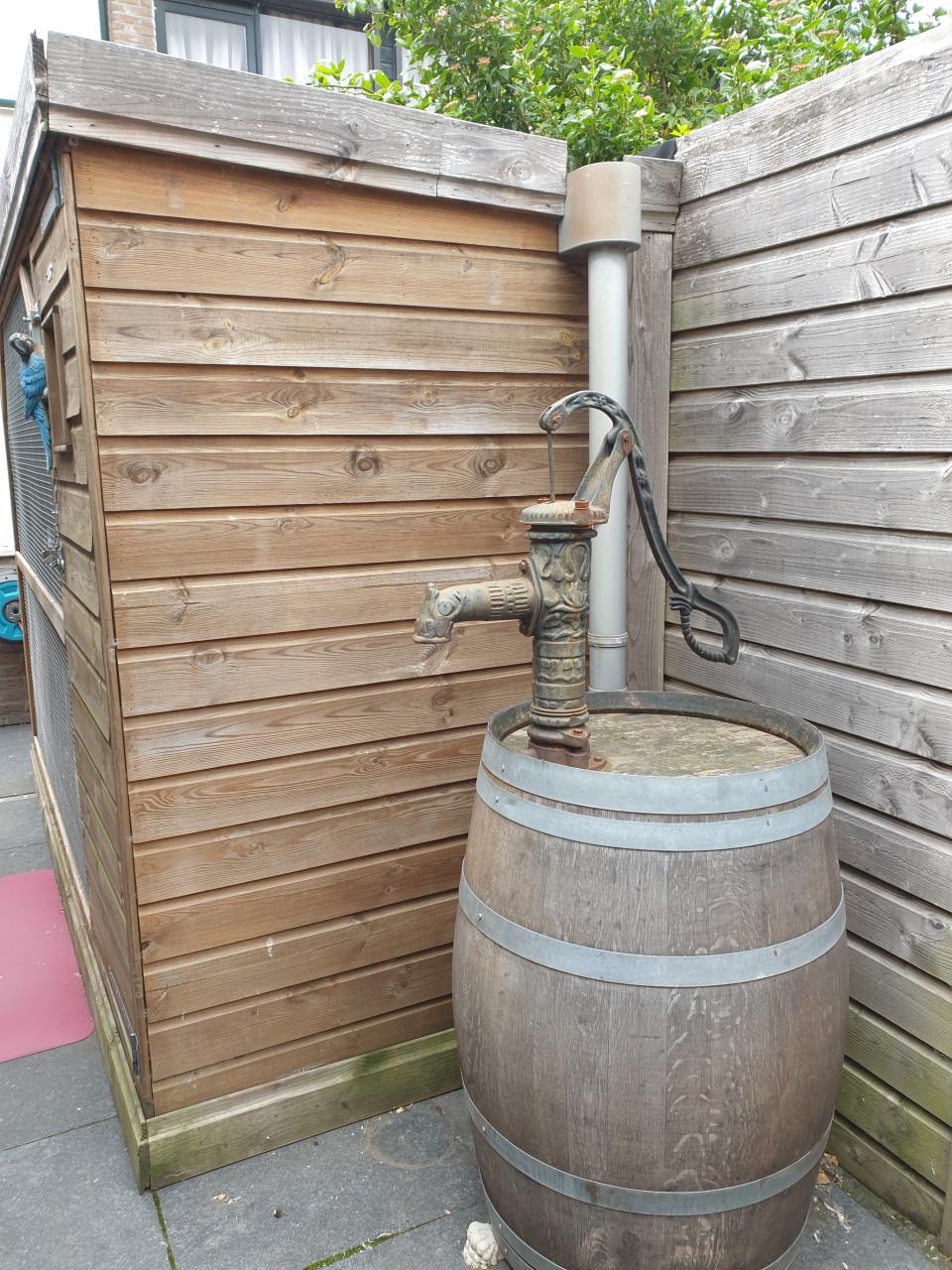 Te koop voliere en regenton