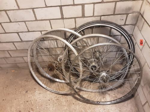 Gratis 5 x 28 inch nexus wielen