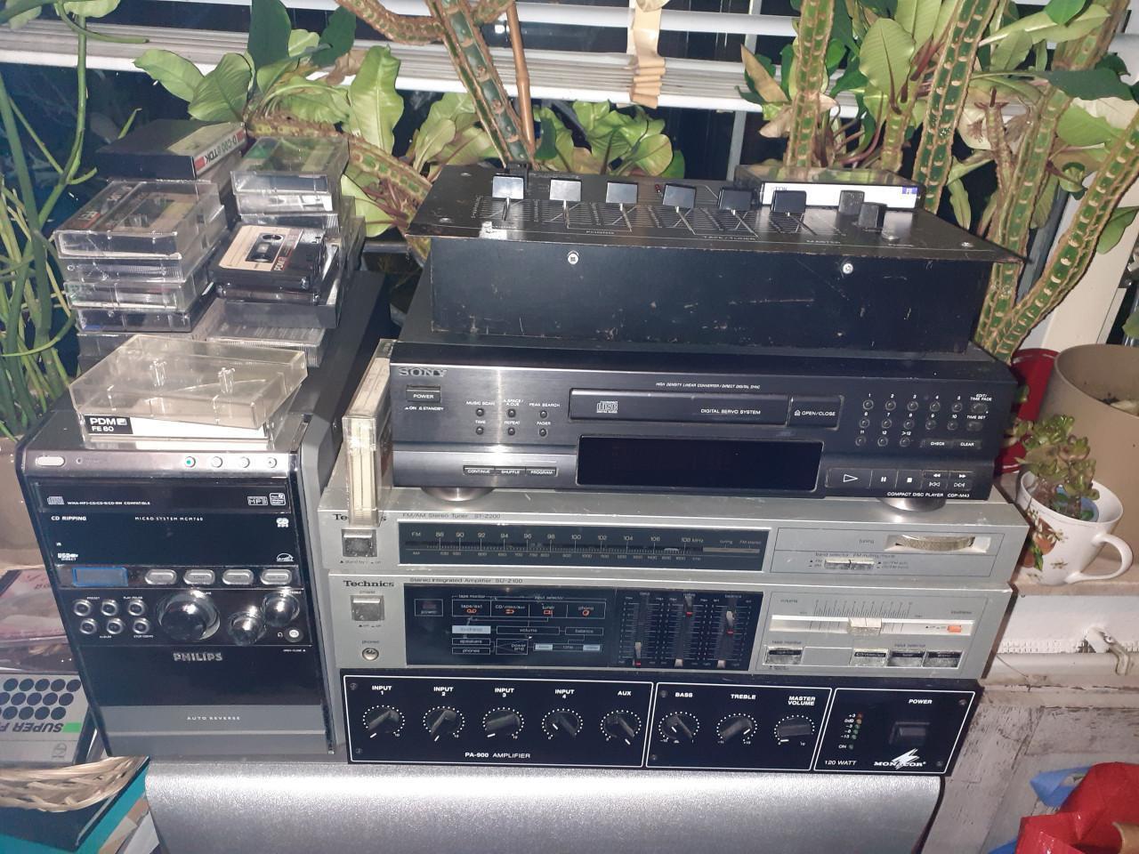 4 X Ophang..... Stereo Radio met MP3- Speler...met Boxen