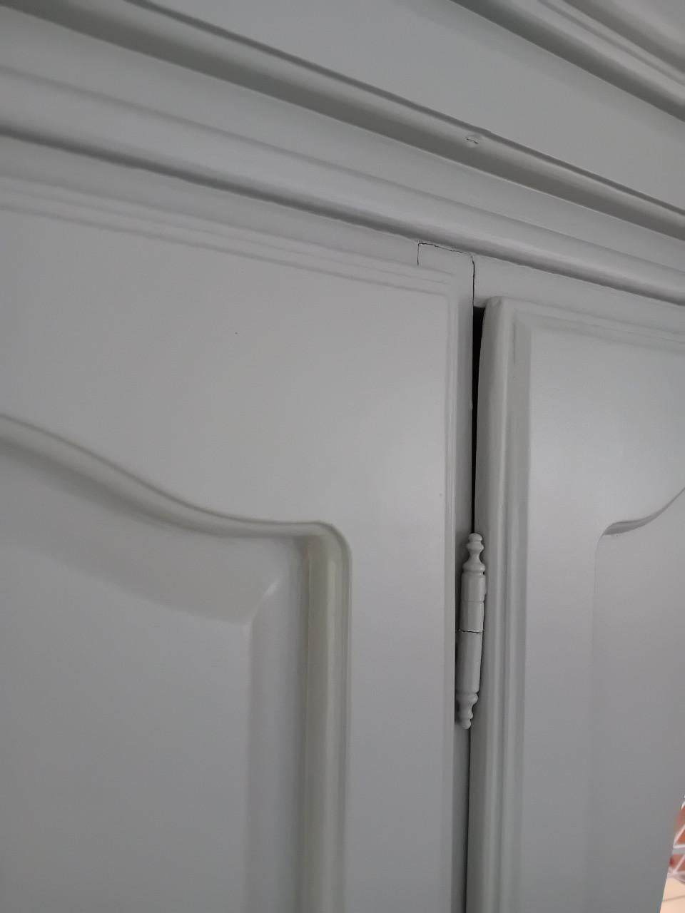 Grote grijze kledingkast met spiegels