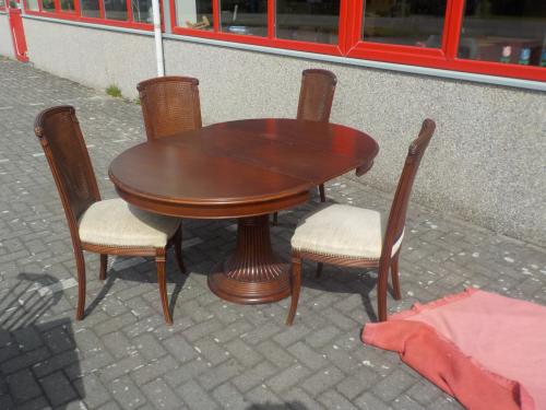 Mooie kwaliteit verlengbare tafel ( 110x 110 cm en 150 x 110 cm ) + 4 stoel