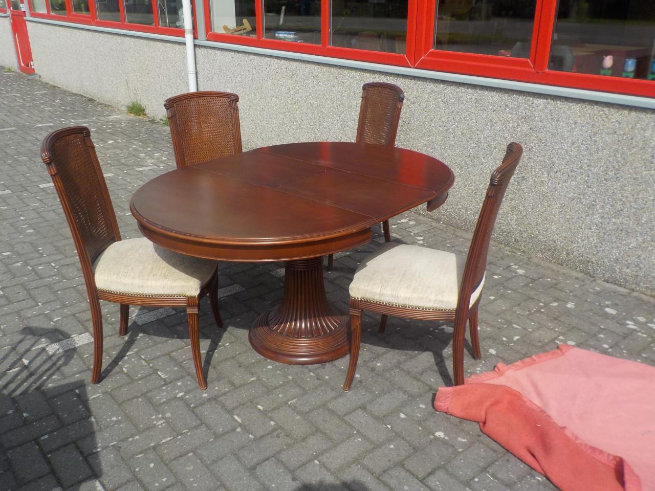 Mooie kwaliteit verlengbare tafel ( 110x 110 cm en 150 x 110 cm ) + 4 stoel