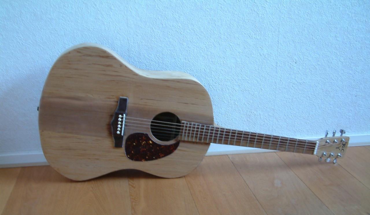 Grote Jumbo gitaar  goede klank -geen merk --zelfbouw  ---95 euro