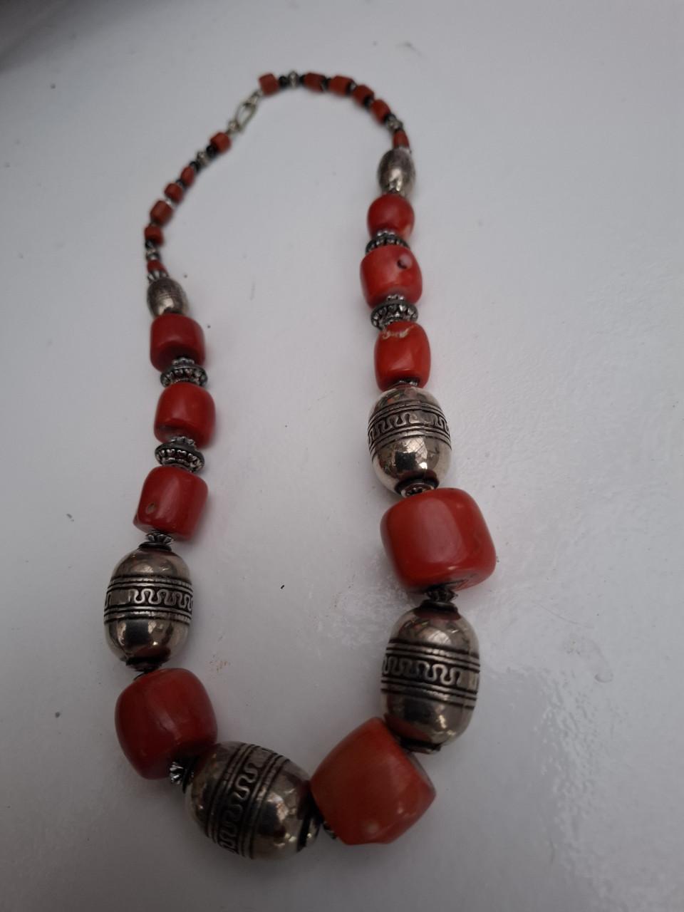 Bohemian Statement Ketting – Koraal & Balinees Design – 83 gram