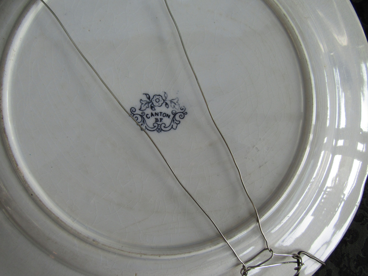 Antiek bord Boch Freres.diameter 32.5 cm.