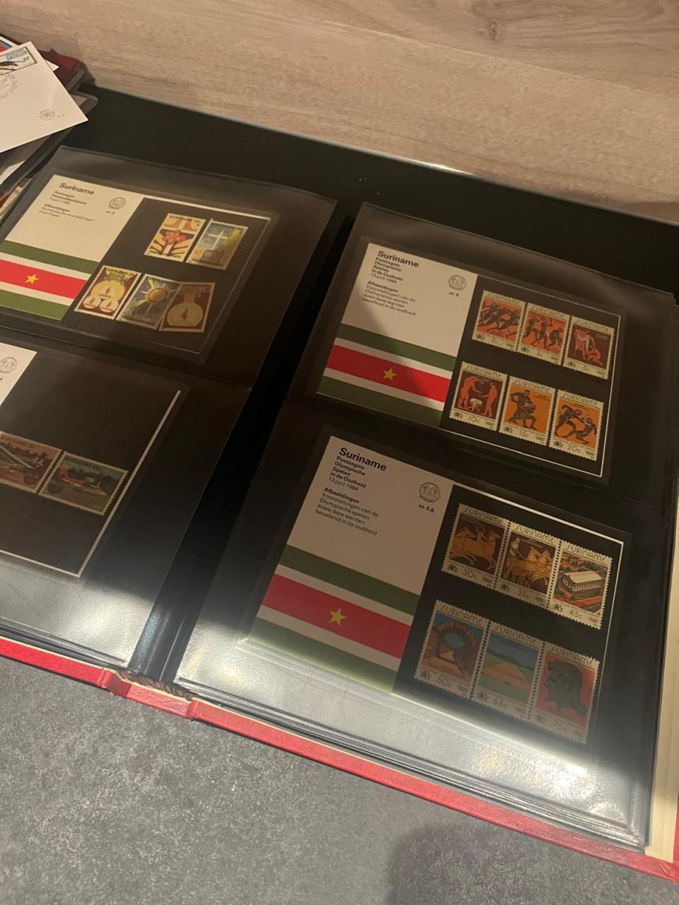 Album met verzameling mapjes Suriname en Antillen