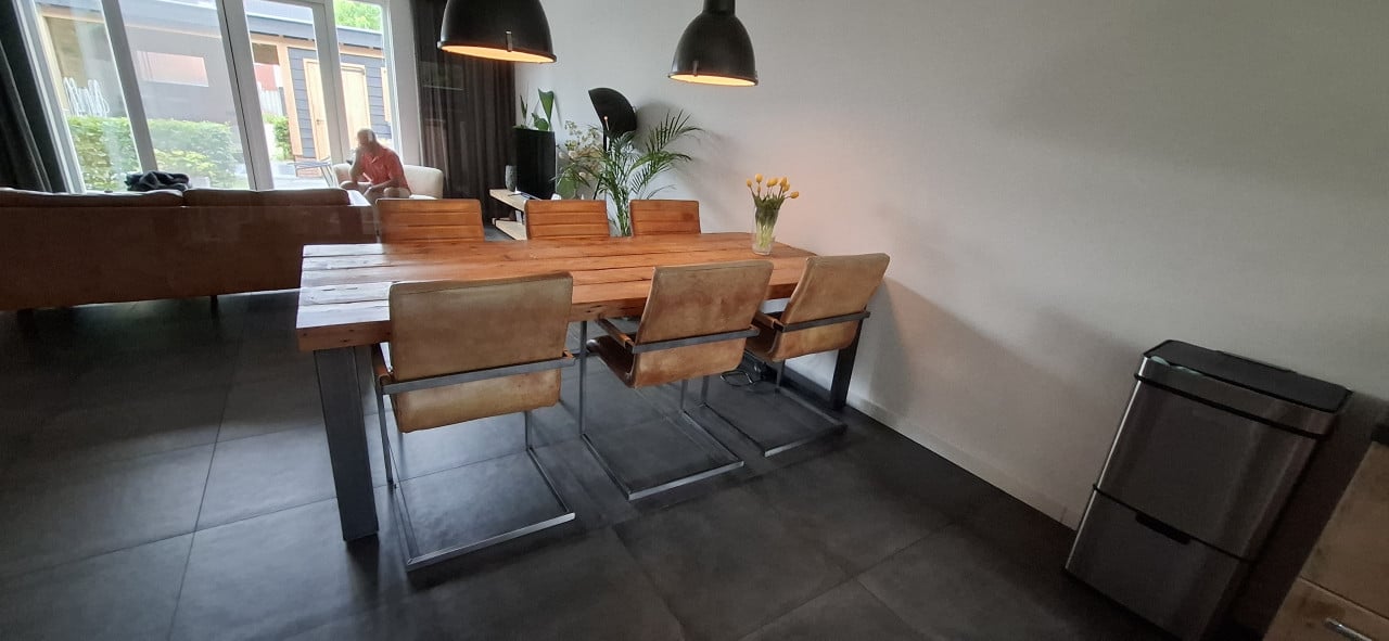 Eettafel met 6 stoelen