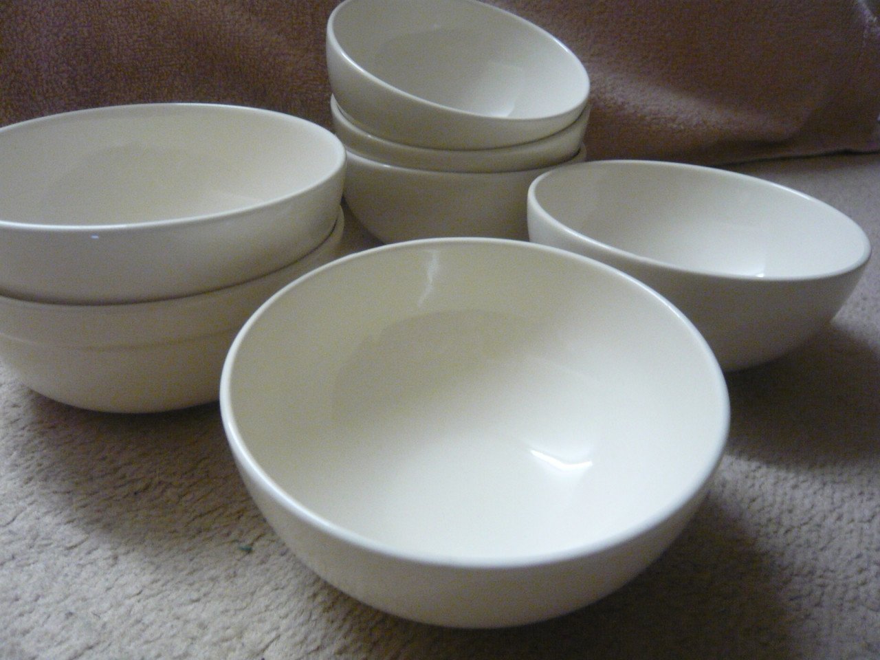 Doos servies, kop en schotels crème.
