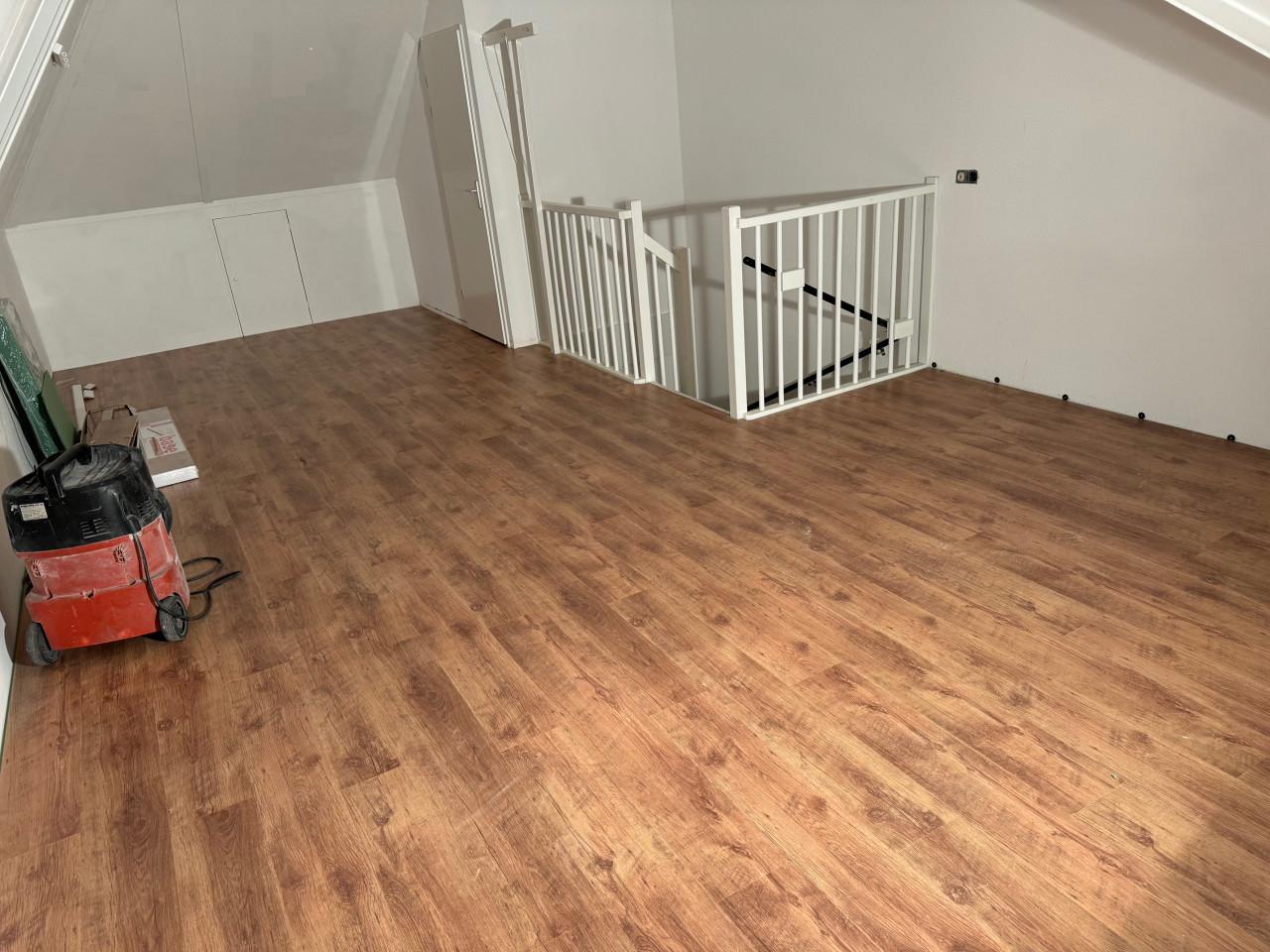 🏠🔨 **Strakke vloeren, professioneel gelegd!** 🔨🏠