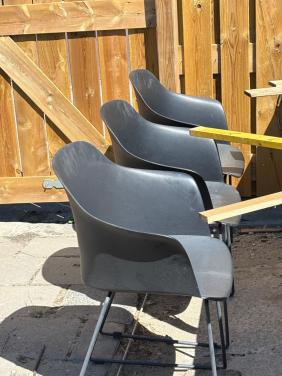 Drie zwarte kuipstoelen te koop
