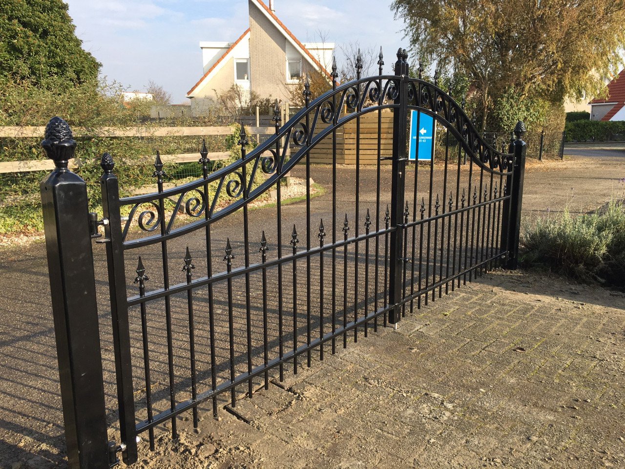 DIRECT LEVERBAAR: Inrijpoort 400 cm breed kleur zwart.