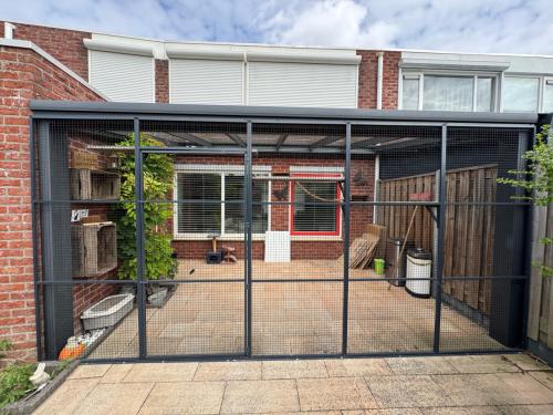 Mooie aluminium kattenren met deur voor aan uw overkapping