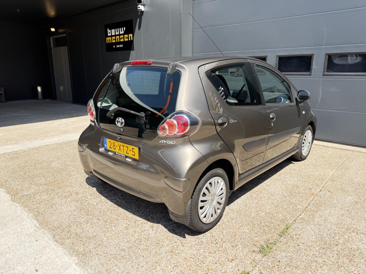 Toyota Aygo 1.0 12V Vvt-i 5DRS 2012 Bruin  Airco Apk Nap Navi