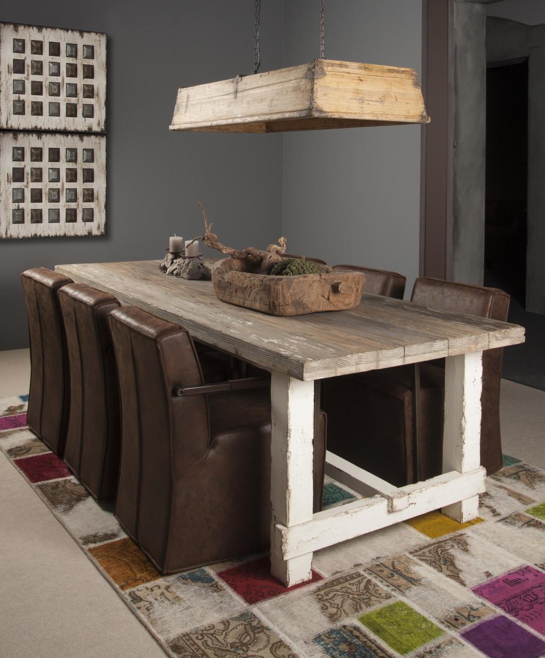 VOOR IEDEREEN PLAATS AAN DEZE MOOIE EETKAMERTAFELS