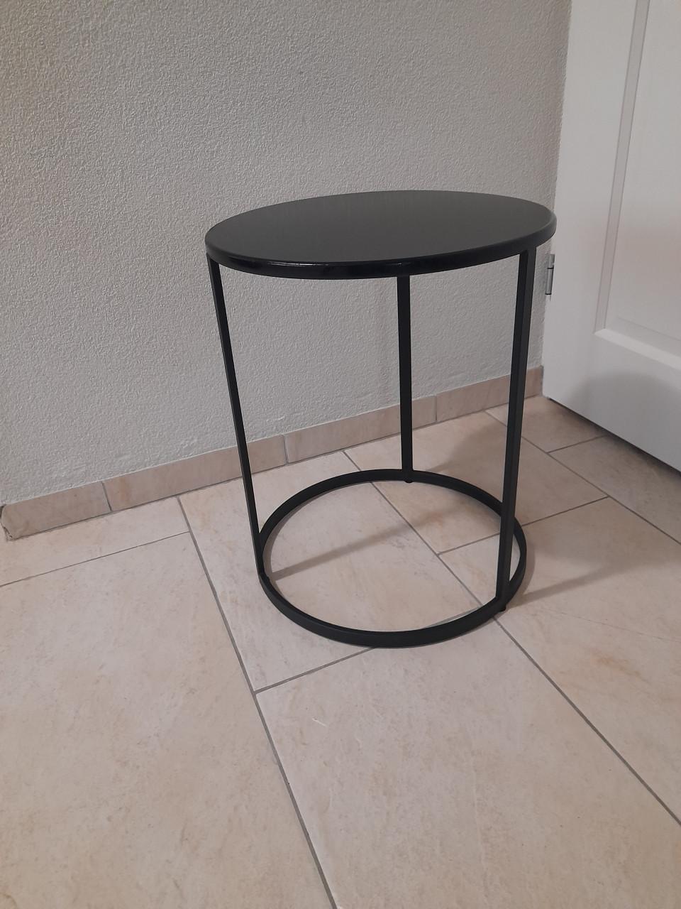 Leuk zwart metalen bijzet tafel 42 Doorsnede 51Hoog (z.g.a.n.)