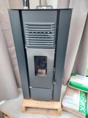 Pellet kachel met rookkanaal en pellets te koop.