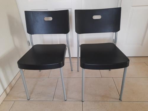 2 Stoelen (in goede nette staat )