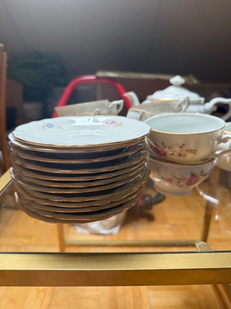 Theeservies met bloemboeketjes