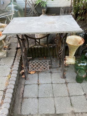 Tuintafel ( gietijzer- hardsteen )