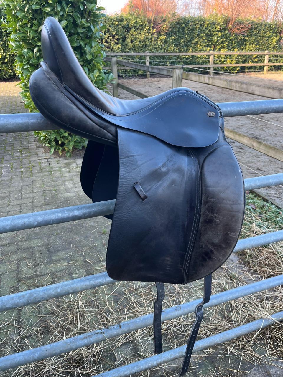 Dressuurzadel 18 inch brede boom