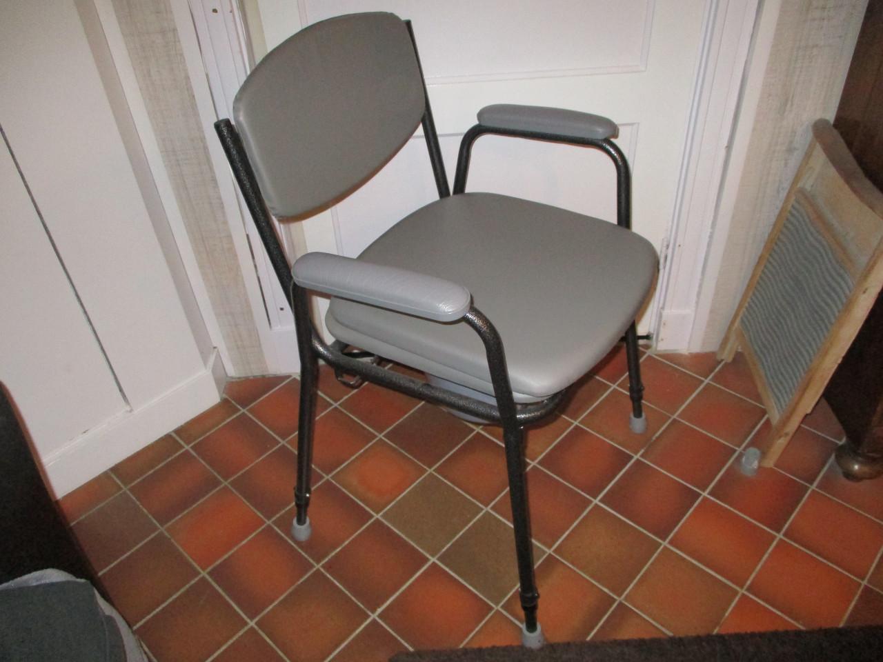 Kwaliteits postoel in hoogte verstelbaar.