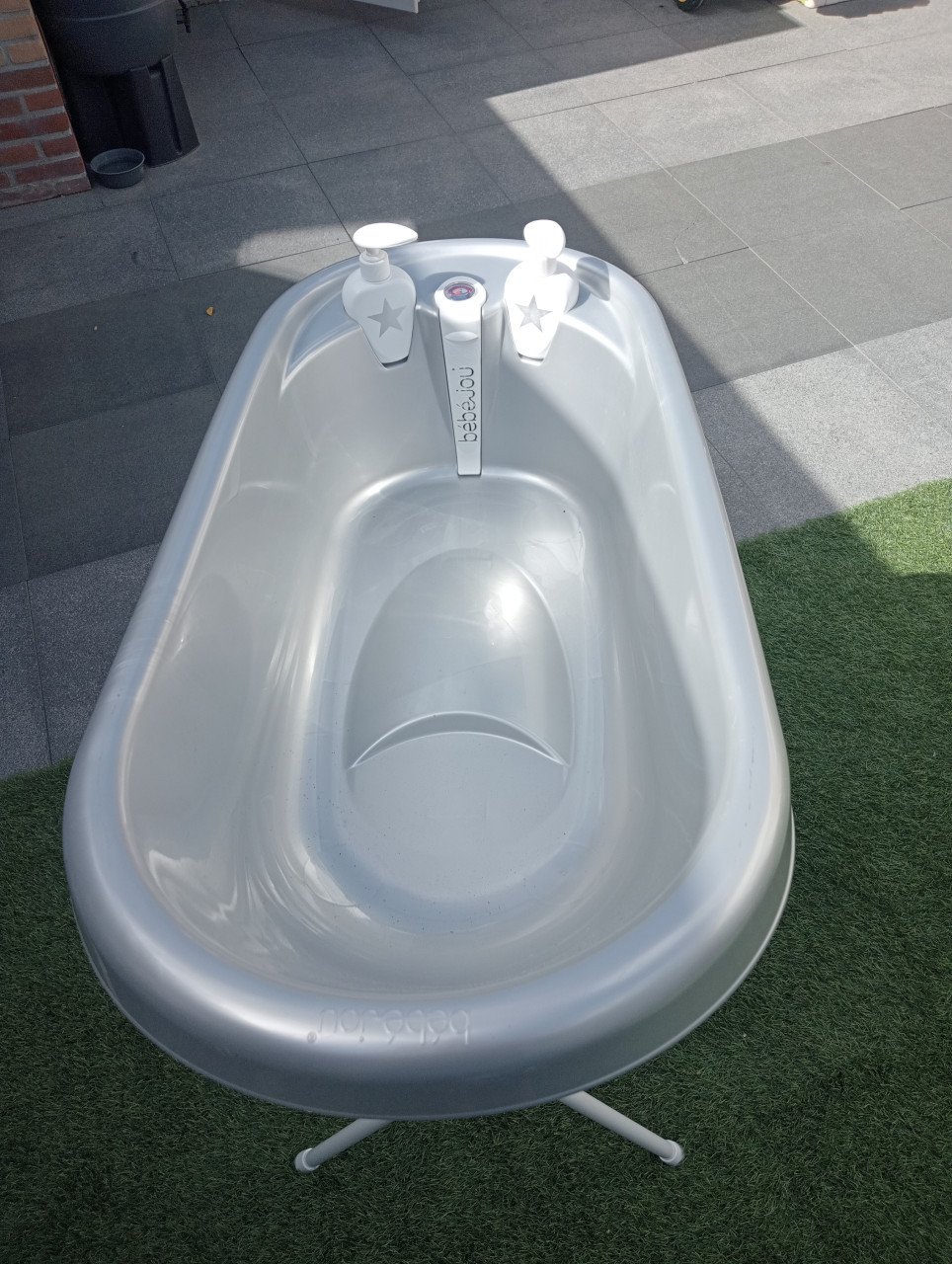 Mooi babybadje op standaard