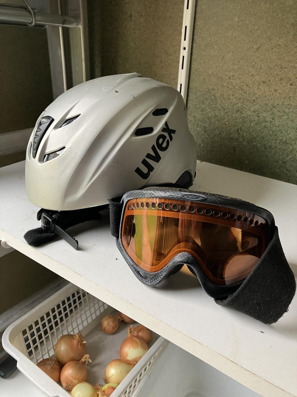 Te koop nog in goede staat een skihelm met bril