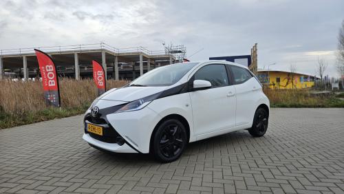 Zuinige TOYOTA AYGO X-PLAY 2015 (nw model) /  NL AUTO / NAP /