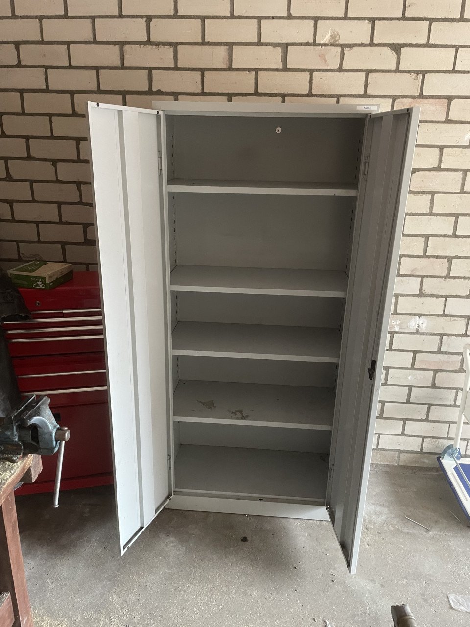 Te koop stalen twee deurs kast