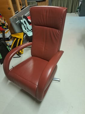 Te koop: relaxstoel rood leer handmatig te bedienen