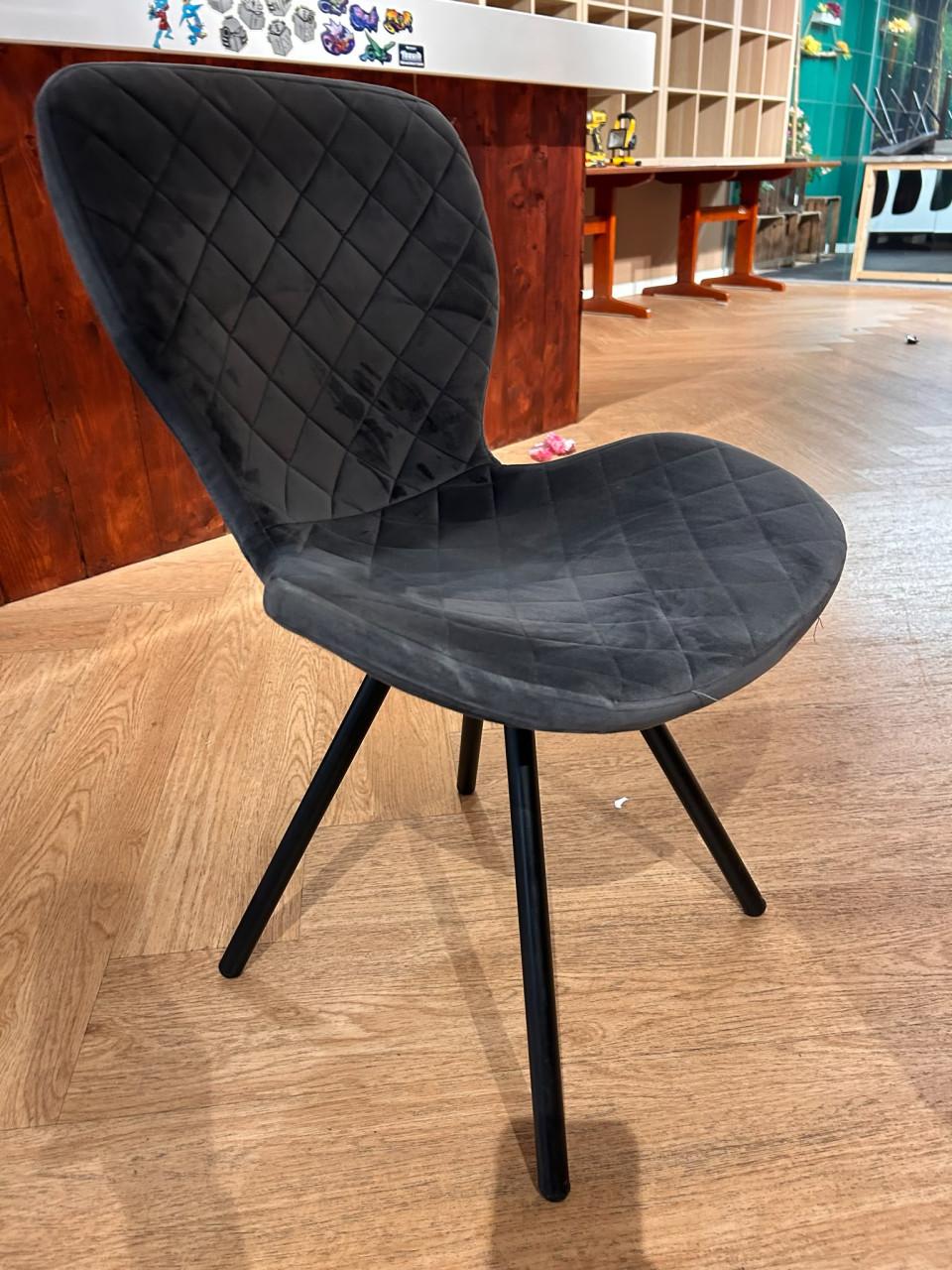 Div stoelen te koop ook te combineren met een aantal tafels of banken