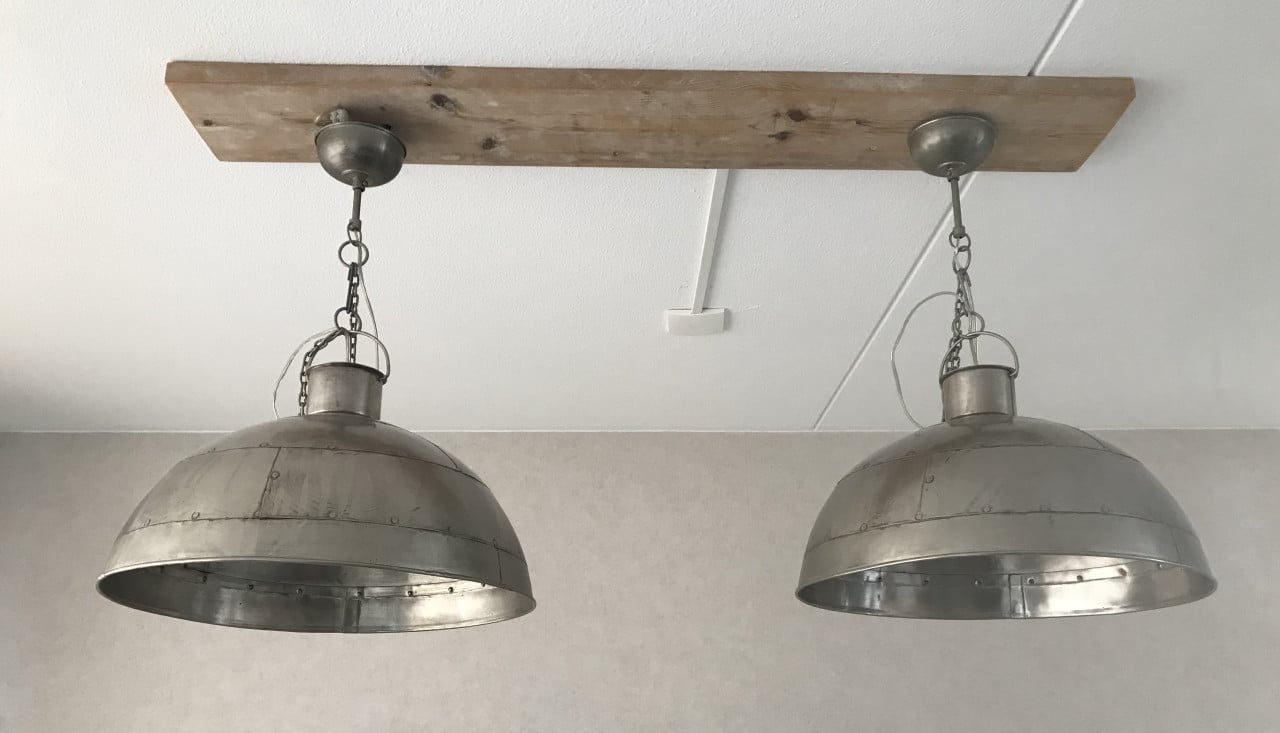 Twee zware industriële lampen