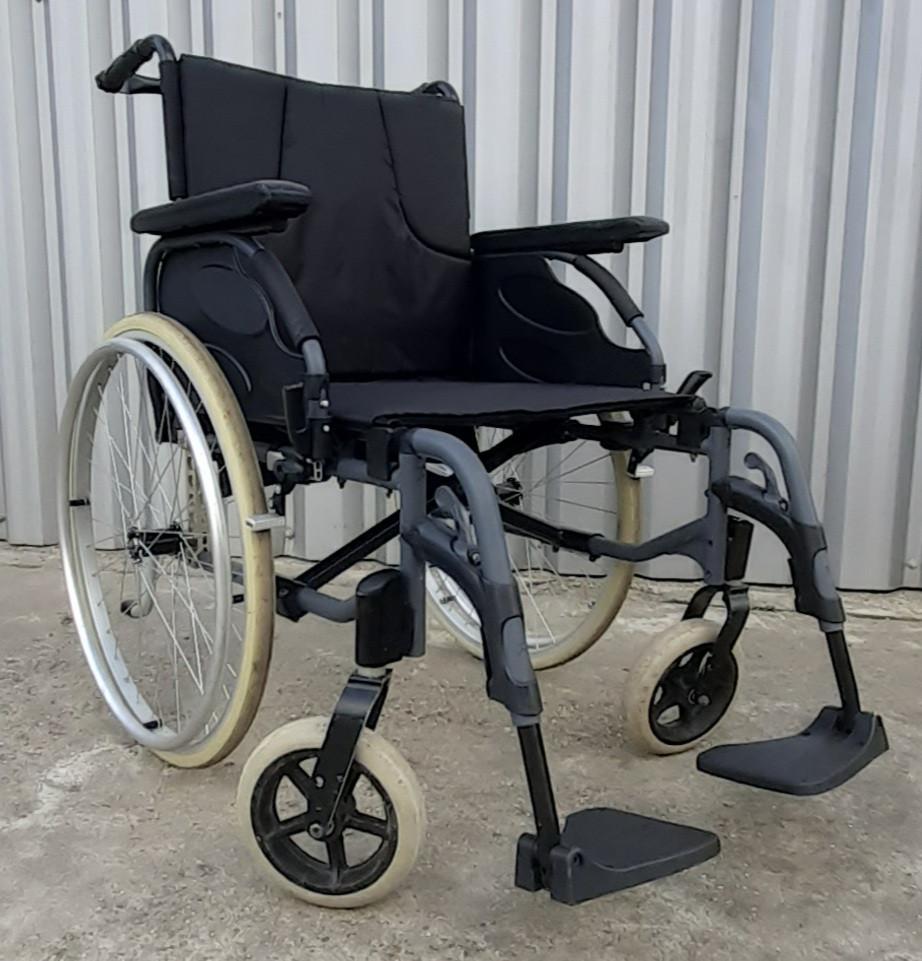 Opvouwbare rolstoel met voetsteunen