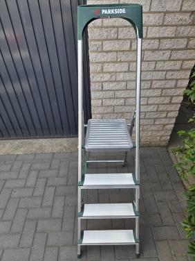 Huishoudtrap 4 treden in zeer nette staat
