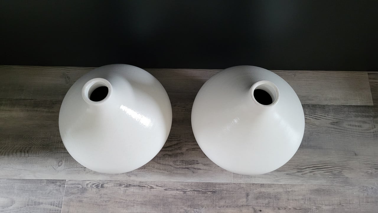 2 Witte vazen (30 x 30 cm)