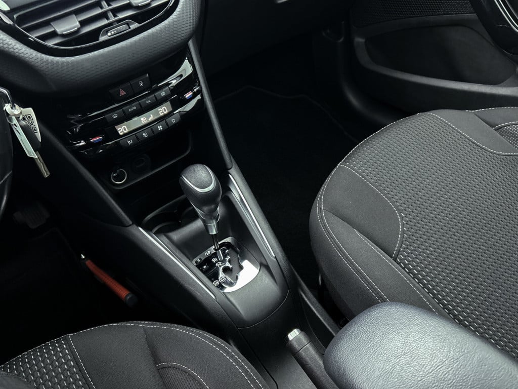 Peugeot 208 110pk automaat allure | rijklaar | panoramadak | navi | achteru