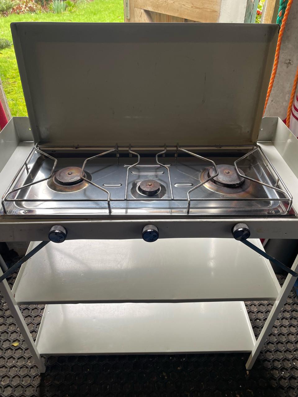 Div. camping spullen tegen leuk bod!