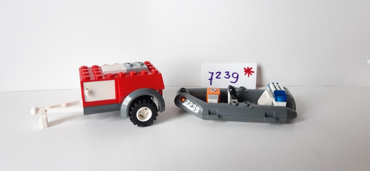Lego 7239 brandweer ladderwagen met aanhanger en bootje.