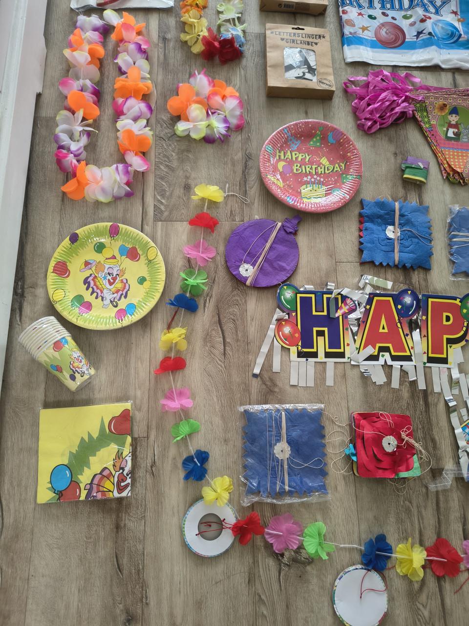Enorme partij verjaardagsversiering, feest slingers, bekers.