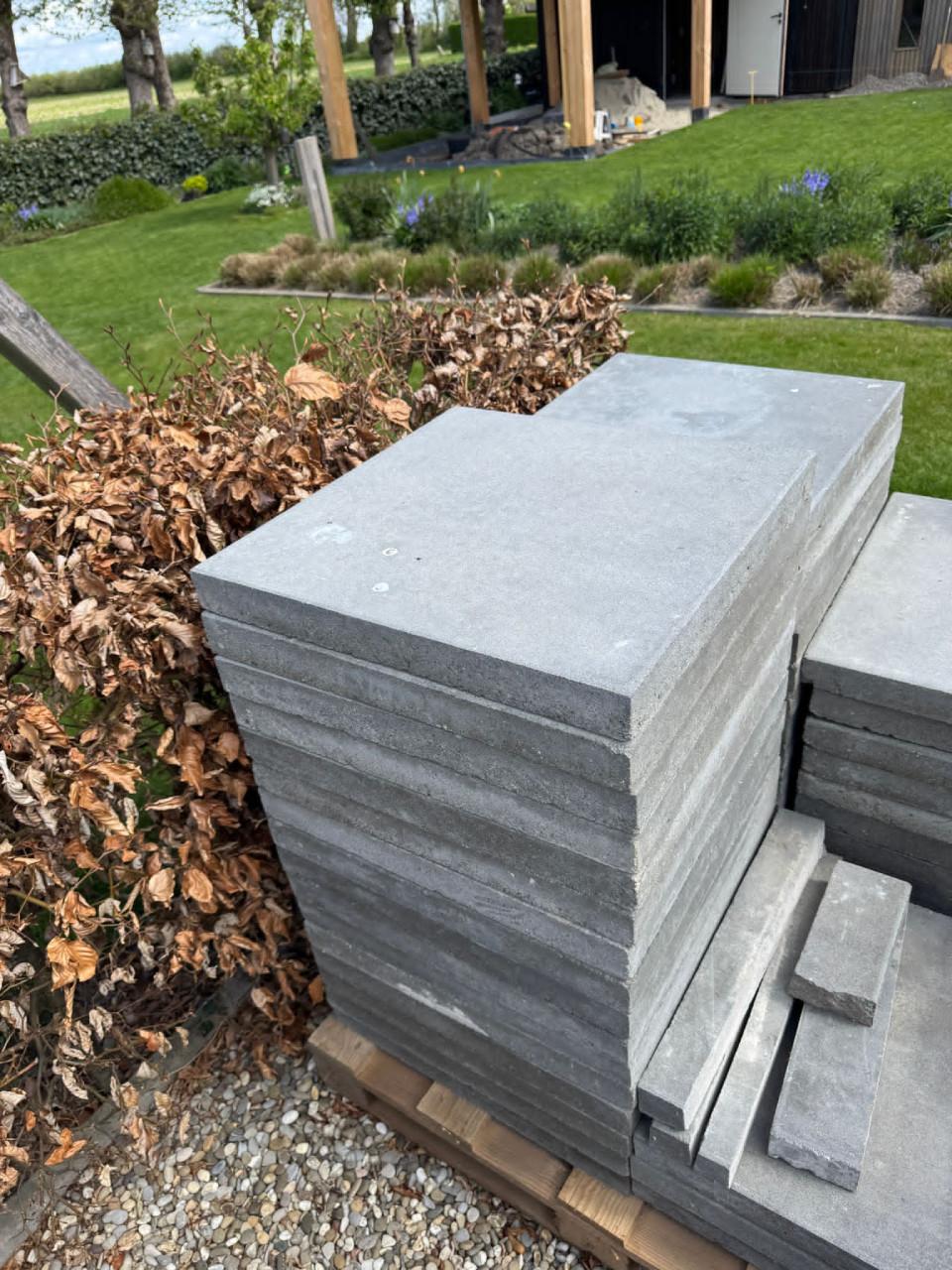 Betontegels 50x50 en grindmatten verschillende maten