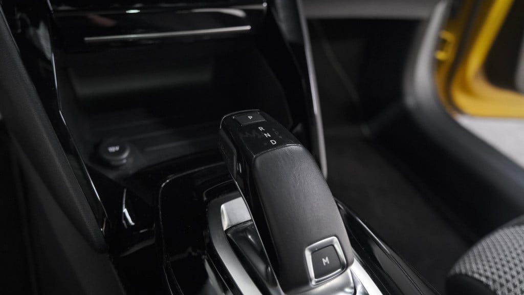 Peugeot 208 puretech 100 eat8 gt-line | trekhaak | adaptieve cruise control