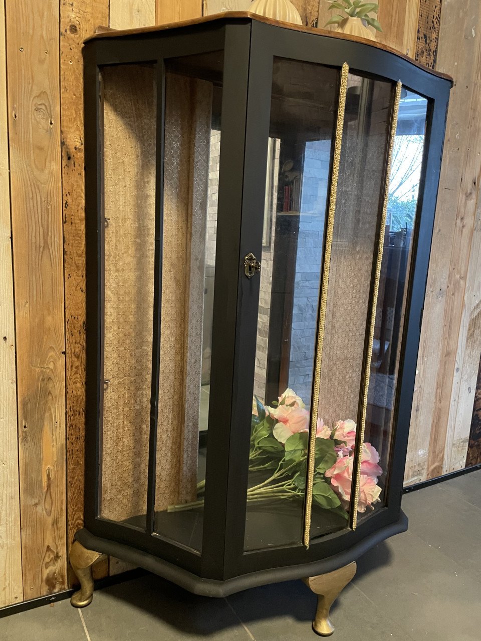 Te koop: Stijlvolle vintage vitrinekast – een echte eyecatcher!
